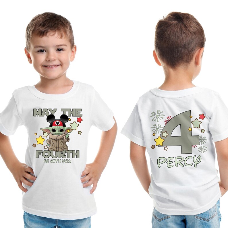 Puede incluir: Camiseta blanca con un dise&ntilde;o de Baby Yoda con un sombrero de Mickey Mouse y el texto "MAY THE FOURTH BE WITH YOU". La parte trasera de la camiseta tiene un gran n&uacute;mero 4 y el nombre "PERCY". La camiseta est&aacute; decorada con estrellas.