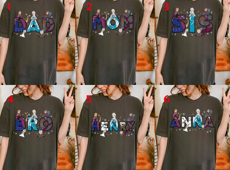 Puede incluir: Camisetas de color gris oscuro con varios nombres en una fuente colorida y estilizada, cada una con personajes de una popular pel&iacute;cula de animaci&oacute;n. Los nombres incluyen "DAD", "MOM", "SIS", "BRO", "HENRY" y "ANNA".