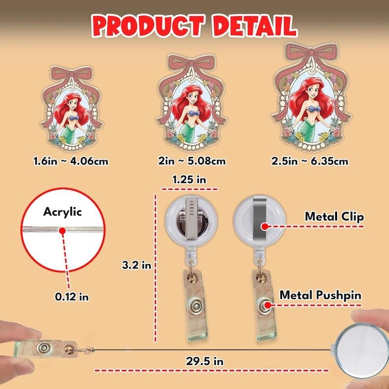 Puede incluir: Tres portatarjetas de acr&iacute;lico con Ariel en marcos ovalados con lazos, de 4,06 cm, 5,08 cm y 6,35 cm. Incluye un carrete de 8,13 cm con clip y pin met&aacute;lico, 0,3 cm de grosor de acr&iacute;lico y 74,93 cm de longitud de cord&oacute;n retr&aacute;ctil.