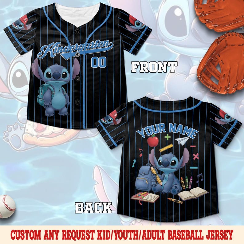 Pu&ograve; includere: Una maglia da baseball nera con gessati blu e una grafica del personaggio Stitch blu. Il davanti mostra il testo Kindergarten e il numero 00. Il retro mostra il testo Your Name con Stitch, materiale scolastico e varie icone.