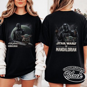 Puede incluir: Camiseta negra con un dise&ntilde;o de la serie "Star Wars: The Mandalorian". El dise&ntilde;o incluye al Mandaloriano y a Grogu, con el texto "STAR WARS THE MANDALORIAN". La parte trasera de la camiseta tambi&eacute;n presenta al Mandaloriano con el texto "STAR WARS THE MANDALORIAN".
