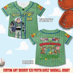 Pu&ograve; includere: Una maglia da baseball verde a righe sottili con una grafica di Buzz Lightyear sul davanti, il testo Your Name e 00. Il retro mostra i personaggi di Toy Story con il testo To Kindergarten and Beyond. La maglia presenta bordi blu.