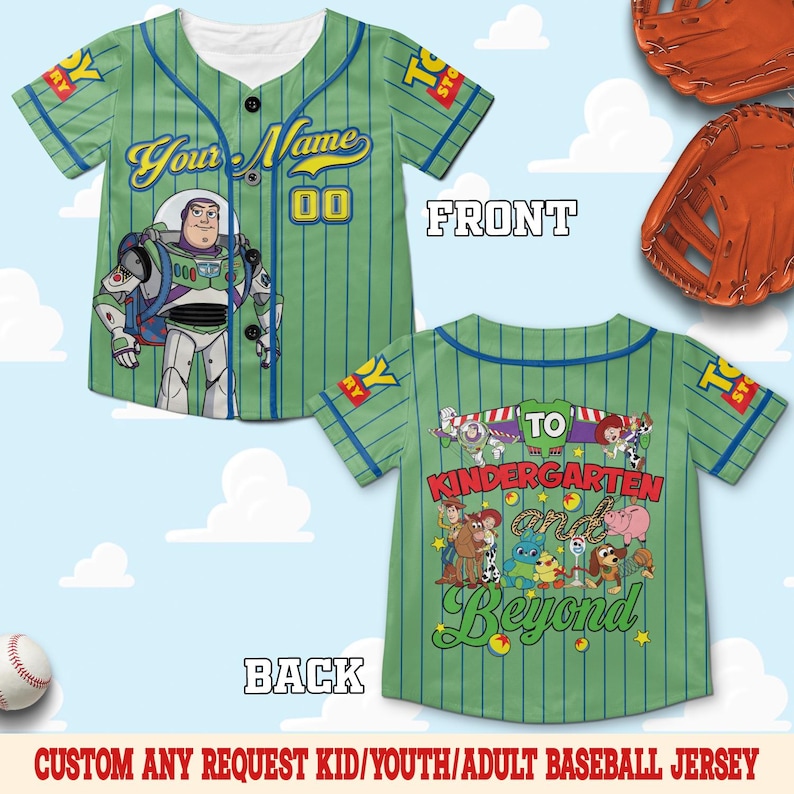 Pu&ograve; includere: Una maglia da baseball verde a righe sottili con una grafica di Buzz Lightyear sul davanti, il testo Your Name e 00. Il retro mostra i personaggi di Toy Story con il testo To Kindergarten and Beyond. La maglia presenta bordi blu.