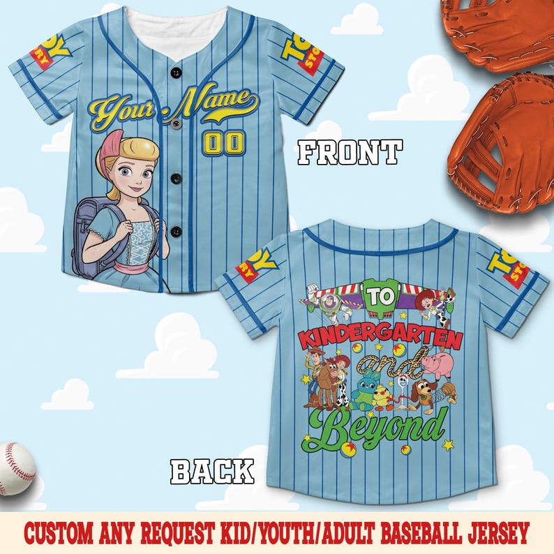 Pu&ograve; includere: Una maglia da baseball azzurra a righe con Bo Peep sul davanti, nome e numero personalizzati. Il retro mostra i personaggi di Toy Story con la scritta Kindergarten and Beyond. La maglia presenta una chiusura frontale con bottoni.