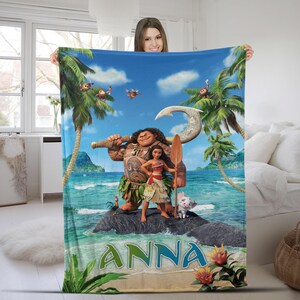 Op de afbeelding: Een rechthoekige fleece deken met een levendige tropische oceaan sc&egrave;ne met Moana en Maui op een rots. Het ontwerp bevat palmbomen, een blauwe lucht en een klein varkentje. De naam ANNA staat onderaan in grote, kleurrijke letters gedrukt.