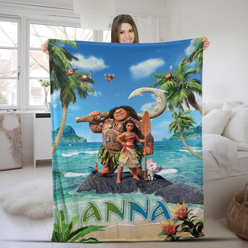 Op de afbeelding: Een rechthoekige fleece deken met een levendige tropische oceaan sc&egrave;ne met Moana en Maui op een rots. Het ontwerp bevat palmbomen, een blauwe lucht en een klein varkentje. De naam ANNA staat onderaan in grote, kleurrijke letters gedrukt.