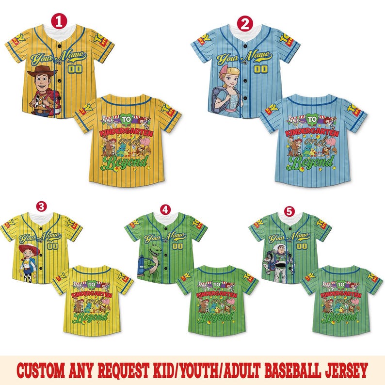 Pu&ograve; includere: Una collezione di cinque maglie da baseball a maniche corte con bottoni e personaggi di Toy Story. Ogni maglia presenta gessature, il testo Your Name, il numero 00 e una grafica sul retro con il testo To Kindergarten and Beyond.