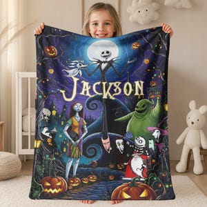 K&ouml;nnte beinhalten: Eine rechteckige Fleecedecke mit einer lebendigen, d&uuml;steren Illustration aus Nightmare Before Christmas. Das Design zeigt Jack Skellington, Sally, Zero und Oogie Boogie vor einer mondbeschienenen Kulisse mit dem Namen JACKSON in gro&szlig;en, stilisierten gelben Buchstaben. Die Szene ist gef&uuml;llt mit orangefarbenen K&uuml;rbissen, knorrigen B&auml;umen und der Silhouette einer gruseligen Stadt unter einem Vollmond.
