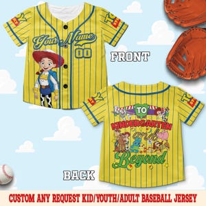 Pu&ograve; includere: Una maglia da baseball gialla con gessature blu che raffigura Jessie di Toy Story sul davanti, insieme al testo Your Name e 00. Il retro mostra la scritta Kindergarten and Beyond con grafiche di vari personaggi di Toy Story.