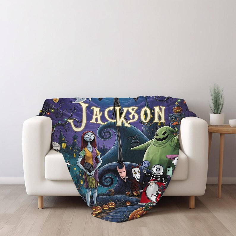 K&ouml;nnte beinhalten: Eine weiche Kuscheldecke mit einer farbenfrohen Szene aus Nightmare Before Christmas, die Charaktere wie Sally, Oogie Boogie und Jack Skellington zeigt, mit dem Namen JACKSON in gro&szlig;en, kr&auml;ftigen, cremefarbenen Buchstaben.
