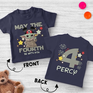 Puede incluir: Camiseta azul marino para ni&ntilde;os peque&ntilde;os con un dise&ntilde;o de Grogu con un sombrero de Mickey Mouse y el texto "MAY THE FOURTH BE WITH YOU." La parte trasera de la camiseta tiene el n&uacute;mero 4 y el nombre "PERCY."