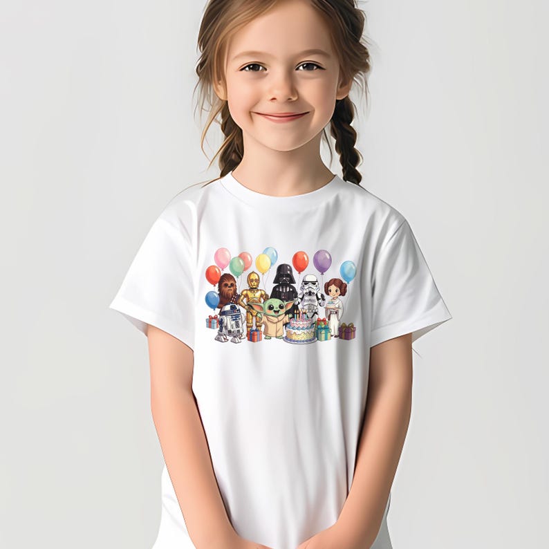 Puede incluir: Camiseta blanca con un dise&ntilde;o colorido de personajes de Star Wars, incluyendo a Chewbacca, C-3PO, Darth Vader y Baby Yoda, con globos y una tarta de cumplea&ntilde;os. El dise&ntilde;o est&aacute; centrado en la parte delantera.