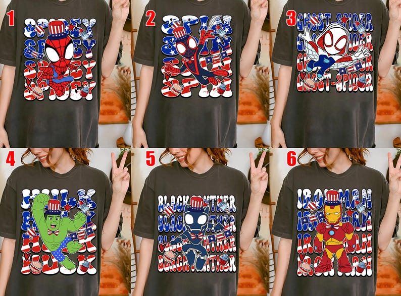 K&ouml;nnte beinhalten: Dunkelgraue T-Shirts mit patriotischen Marvel-Superhelden-Designs. Jedes Shirt zeigt einen anderen Charakter, darunter Spider-Man, Ghost-Spider, Hulk, Black Panther und Iron Man, in Rot-, Wei&szlig;- und Blau-Farben.