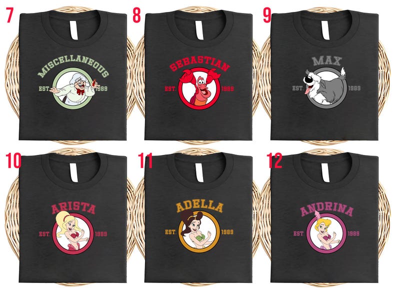 Puede incluir: Camisetas negras con dise&ntilde;os de personajes de dibujos animados. Cada camiseta presenta el nombre de un personaje y "EST. 1989" en un dise&ntilde;o circular. Los personajes incluyen un chef, un cangrejo, un perro y sirenas.