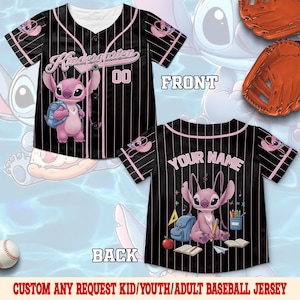 Pu&ograve; includere: Una maglia da baseball nera con gessati rosa e una grafica di un personaggio rosa. Il davanti mostra il testo Kindergarten e il numero 00. Il retro mostra il testo Your Name con la grafica di un personaggio, uno zaino e materiale scolastico.