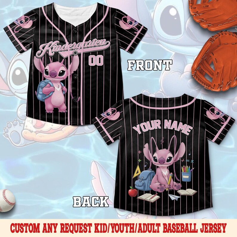Pu&ograve; includere: Una maglia da baseball nera con gessati rosa e una grafica di un personaggio rosa. Il davanti mostra il testo Kindergarten e il numero 00. Il retro mostra il testo Your Name con la grafica di un personaggio, uno zaino e materiale scolastico.