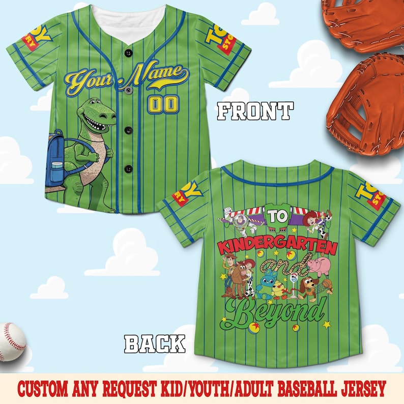 Pu&ograve; includere: Una maglia da baseball verde a righe sottili con grafiche di Toy Story. Il davanti mostra Rex, il testo Your Name e il numero 00. Il retro presenta vari personaggi di Toy Story e il testo To Kindergarten and Beyond.