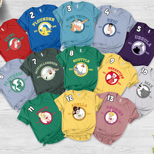 Puede incluir: Una colecci&oacute;n de camisetas coloridas con personajes de una popular pel&iacute;cula animada. Cada camiseta muestra el nombre y la imagen de un personaje dentro de un dise&ntilde;o circular. Las camisetas son de varios colores, incluyendo rojo, azul, verde y amarillo.