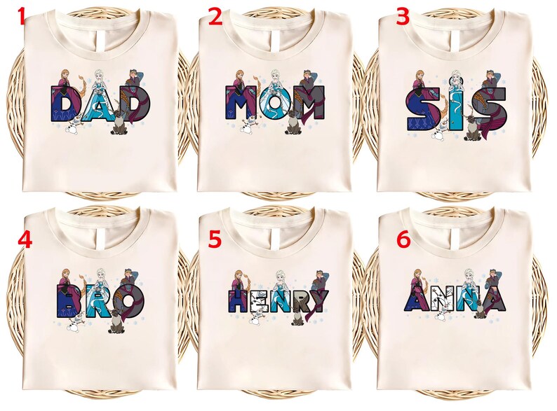 Puede incluir: Seis camisetas color crema con diferentes nombres impresos en una fuente colorida y estilizada. Los nombres incluyen "DAD", "MOM", "SIS", "BRO", "HENRY" y "ANNA". Cada camiseta presenta personajes de dibujos animados.