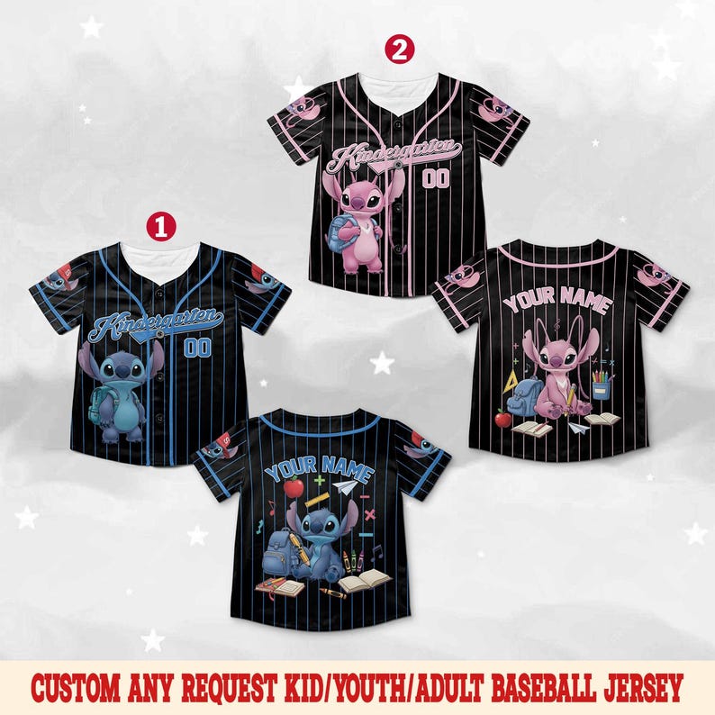 Pu&ograve; includere: Quattro maglie da baseball nere con gessato verticale. Due presentano personaggi Stitch blu o rosa con il testo Kindergarten e 00. Due mostrano Stitch con materiale scolastico e il testo Your Name. Tutte hanno una chiusura frontale a bottoni.