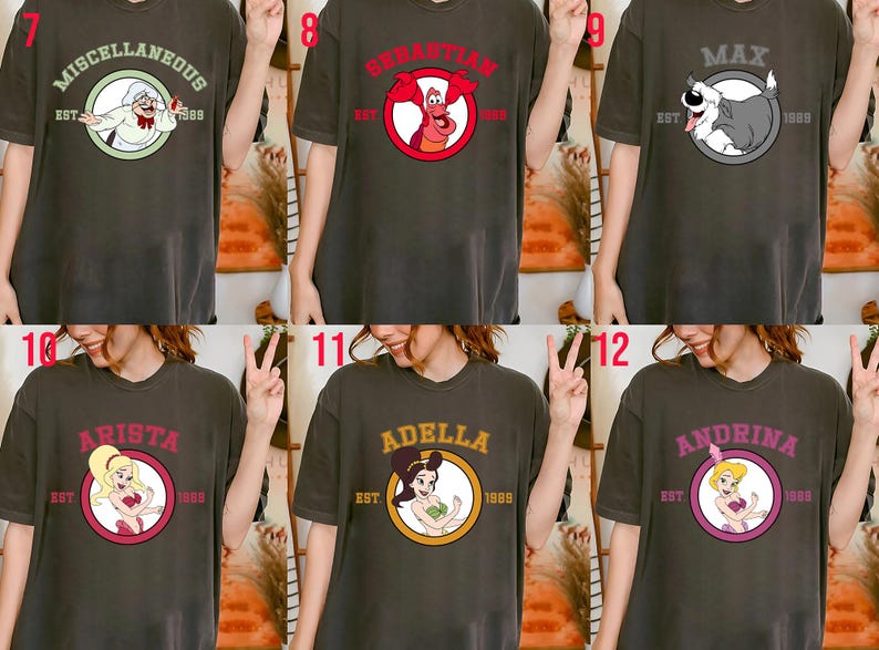 Puede incluir: Camisetas de color gris oscuro con varios dise&ntilde;os de personajes de dibujos animados. Los dise&ntilde;os incluyen personajes como la Sra. Potts, Sebasti&aacute;n el cangrejo, Max el perro, Arista, Adella y Andrina. Cada dise&ntilde;o est&aacute; en un marco circular con el texto "EST 1989".