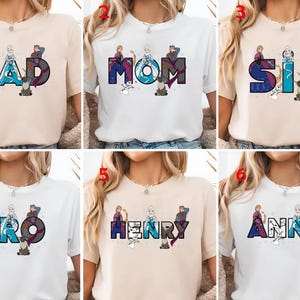 Puede incluir: Una colecci&oacute;n de camisetas crema y blancas con varios nombres y palabras en una fuente estilizada con ilustraciones de personajes de dibujos animados. Las palabras incluyen "DAD", "MOM", "SIS", "BRO", "HENRY" y "ANNA".