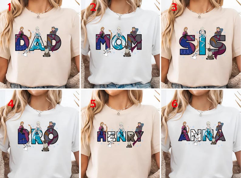 Puede incluir: Una colecci&oacute;n de camisetas crema y blancas con varios nombres y palabras en una fuente estilizada con ilustraciones de personajes de dibujos animados. Las palabras incluyen "DAD", "MOM", "SIS", "BRO", "HENRY" y "ANNA".