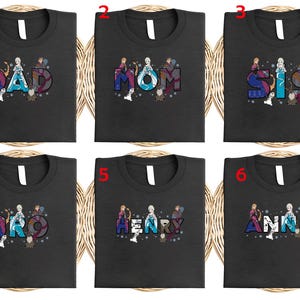 Puede incluir: Seis camisetas negras con las palabras "DAD", "MOM", "SIS", "BRO", "HENRY" y "ANNA" en letras coloridas y estilizadas. Cada camiseta presenta personajes de una popular pel&iacute;cula de animaci&oacute;n. Las camisetas se muestran sobre una superficie tejida.