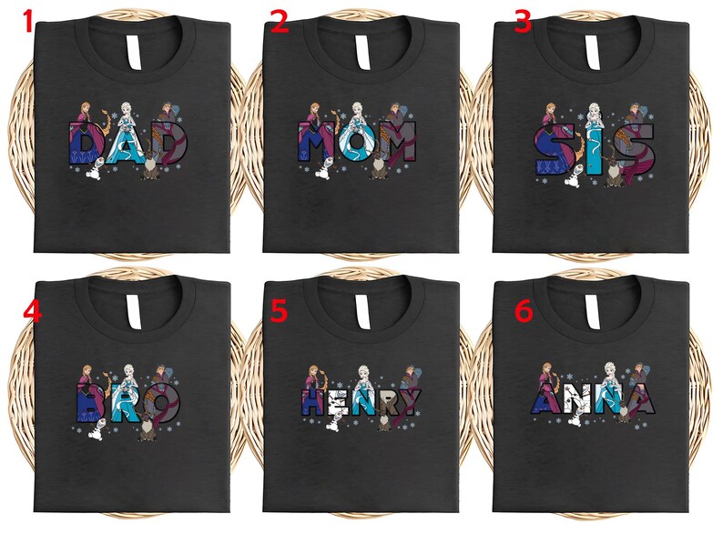 Puede incluir: Seis camisetas negras con las palabras "DAD", "MOM", "SIS", "BRO", "HENRY" y "ANNA" en letras coloridas y estilizadas. Cada camiseta presenta personajes de una popular pel&iacute;cula de animaci&oacute;n. Las camisetas se muestran sobre una superficie tejida.