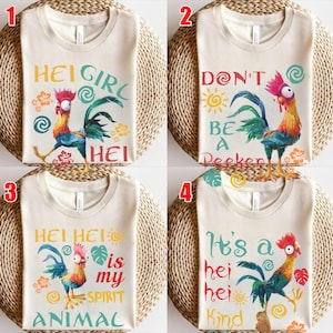Op de afbeelding: Vier cr&egrave;mekleurige t-shirts met verschillende Hei Hei-haan-afbeeldingen en tekst. De shirts tonen de cartoonhaan in verschillende poses met zinnen als "Hei Girl", "Don't Be a Peeker", "is my SPIRIT ANIMAL" en "It's a Hei Hei Kind."
