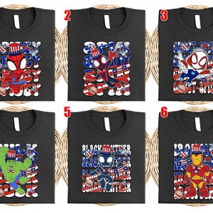 K&ouml;nnte beinhalten: Schwarze T-Shirts mit Designs von Superhelden in Rot, Wei&szlig; und Blau. Die Designs zeigen Spider-Man, Ghost-Spider, Hulk, Black Panther und Iron Man. Der Text auf den Shirts enth&auml;lt Superheldennamen und patriotische Phrasen, ideal f&uuml;r den Unabh&auml;ngigkeitstag.