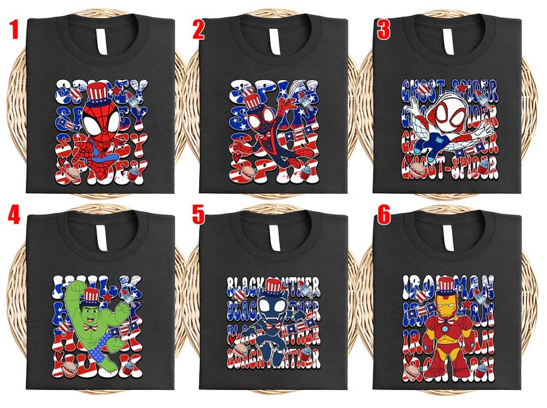K&ouml;nnte beinhalten: Schwarze T-Shirts mit Designs von Superhelden in Rot, Wei&szlig; und Blau. Die Designs zeigen Spider-Man, Ghost-Spider, Hulk, Black Panther und Iron Man. Der Text auf den Shirts enth&auml;lt Superheldennamen und patriotische Phrasen, ideal f&uuml;r den Unabh&auml;ngigkeitstag.