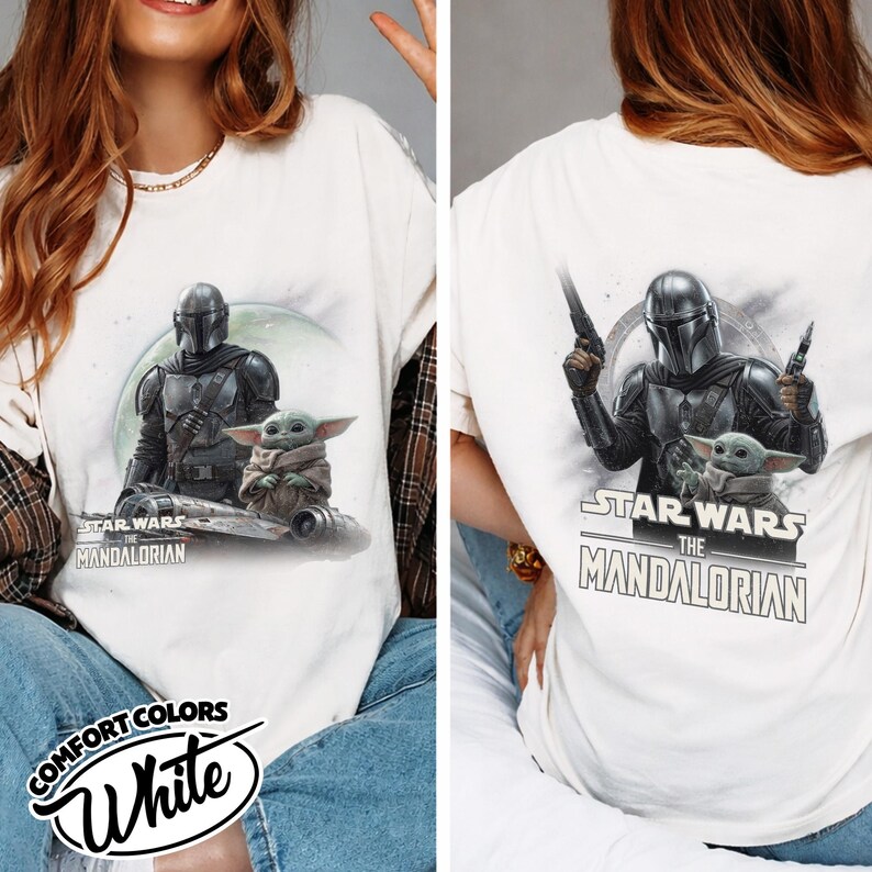 Puede incluir: Camiseta blanca con un gr&aacute;fico de The Mandalorian y Grogu de Star Wars. La parte delantera muestra a los personajes en un veh&iacute;culo, la trasera los muestra con blasters. La camiseta incluye el texto "STAR WARS THE MANDALORIAN".