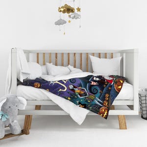 K&ouml;nnte beinhalten: Eine Pl&uuml;schdecke mit einem farbenfrohen Grafikdruck von Charakteren aus Nightmare Before Christmas, darunter Sally und Jack Skellington, vor einer dunkelvioletten und blauen Landschaft mit orangefarbenen K&uuml;rbissen.