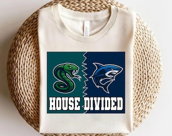 Camiseta personalizada con diseño dividido, para dos equipos deportivos, fútbol, béisbol y baloncesto, con el logotipo de cualquier equipo universitario AXHO32