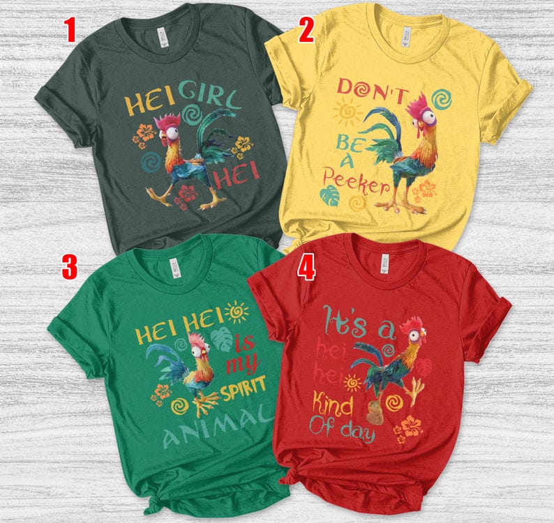 Op de afbeelding: Vier T-shirts met korte mouwen met cartoonhaan-afbeeldingen en tekst. De shirts zijn in donkergroen, geel, groen en rood. De tekst bevat "HEI GIRL", "DON'T BE A PEEKER", "HEI HEI IS MY SPIRIT ANIMAL" en "It's a hei hei Kind Of day".