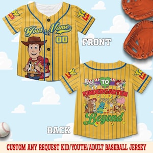 Pu&ograve; includere: Una maglia da baseball gialla con gessature blu, raffigurante Woody sul davanti e personaggi di Toy Story sul retro con il testo TO KINDERGARTEN and Beyond. Il davanti include segnaposto per Your Name e 00. Modello a maniche corte.