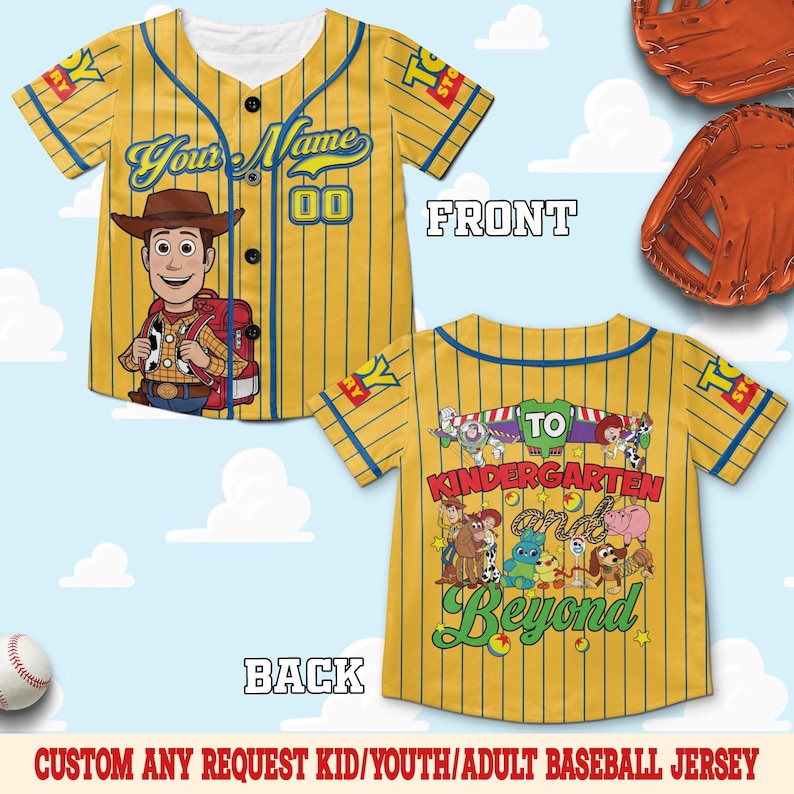 Pu&ograve; includere: Una maglia da baseball gialla con gessature blu, raffigurante Woody sul davanti e personaggi di Toy Story sul retro con il testo TO KINDERGARTEN and Beyond. Il davanti include segnaposto per Your Name e 00. Modello a maniche corte.