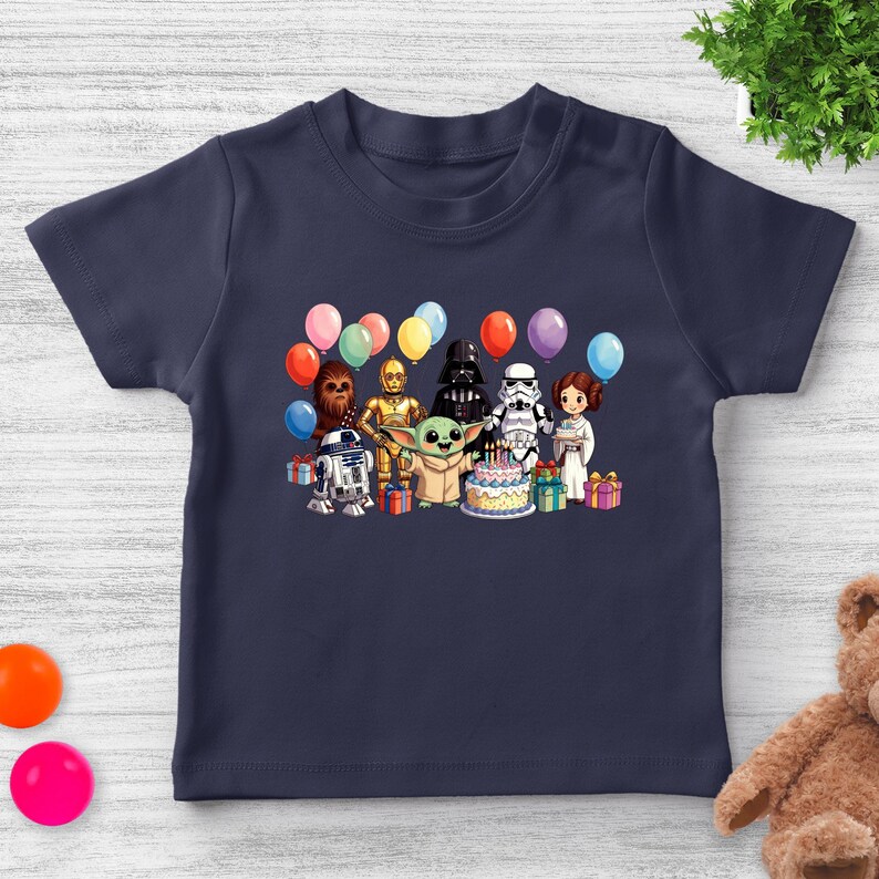 Puede incluir: Camiseta azul marino con un dise&ntilde;o de fiesta de cumplea&ntilde;os de Star Wars. El dise&ntilde;o incluye varios personajes, una tarta, globos y regalos. La camiseta est&aacute; hecha de un material suave y es adecuada para ni&ntilde;os.