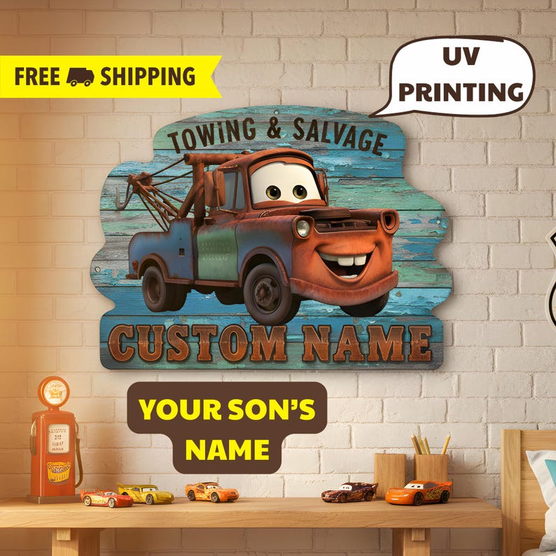 Puede incluir: Un letrero de madera con un cami&oacute;n de remolque de dibujos animados con el texto "TOWING & SALVAGE" y "CUSTOM NAME". El letrero est&aacute; pintado con un fondo azul y verde desgastado. Tambi&eacute;n se muestra el texto "YOUR SON'S NAME".