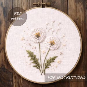 Könnte beinhalten: Ein Set aus drei Keramikbehältern mit Deckeln. Die Behälter sind weiß mit einem blauen Blumenmuster. Der größte Behälter ist 20 cm hoch, der mittlere 18 cm und der kleinste 15 cm.