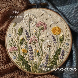Peut inclure: Broderie florale sur un cercle de bois, représentant des pissenlits, de la lavande et d'autres fleurs sauvages blanches, roses, jaunes et vertes. Le texte "PDF pattern" et "PDF instructions" est visible.