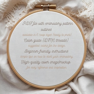 K&ouml;nnte beinhalten: Ein h&ouml;lzerner Stickrahmen mit wei&szlig;em Stoff. Der Stoff zeigt braunen Text, darunter "PDF file with embroidery pattern outlines" und "Beginner-friendly instructions". Der Rahmen befindet sich vor einem strukturierten, cremefarbenen Hintergrund.