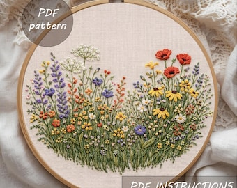 以下が含まれることがあります： 木製のフレームに刺繍された花の模様。赤いポピー、黄色のルドベキア、紫のラベンダーなど、色とりどりの花が咲き誇る活気ある牧草地が描かれています。「PDF pattern」と「PDF instructions」の文字が見えます。