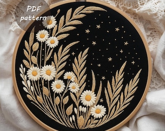 Könnte beinhalten: Gestickte Blumen-Hoop-Art mit weißen Gänseblümchen mit gelben Zentren und goldenen Blättern auf schwarzem Hintergrund. Der Text "PDF pattern" befindet sich in einem Kreis. Die Stickerei befindet sich in einem Holzreifen.