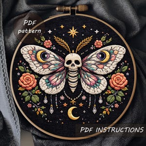 Puede incluir: Juego de tres tazas de cerámica con un esmalte moteado de color crema. Cada taza presenta un diseño floral pintado a mano en tonos azules, verdes y amarillos. Las tazas tienen una forma simple y redondeada y un asa cómoda.