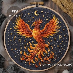 Peut inclure: Broderie d'un phénix aux couleurs orange et jaune, dans un cercle en bois, sur fond bleu foncé. On distingue une lune et des étoiles. Les mots "PDF pattern" et "PDF instructions" sont visibles.