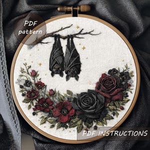 Puede incluir: Arte de aro bordado con dos murciélagos negros colgando de una rama. El diseño incluye rosas rojas oscuras y negras y otros elementos florales. El texto "PDF pattern" y "PDF instructions" es visible.