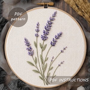 Op de afbeelding: Een borduurproject met lavendel in een houten borduurring. De lavendelbloemen zijn paars, met groene bladeren en stelen. De tekst "PDF pattern" en "PDF instructions" is zichtbaar.