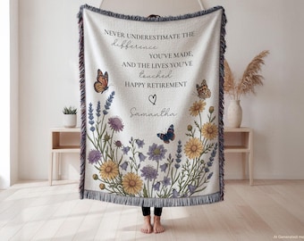 Puede incluir: Una manta tejida con fondo crema y estampado de flores y mariposas. El texto dice: NEVER UNDERESTIMATE THE difference YOU'VE MADE, AND THE LIVES YOU'VE touched HAPPY RETIREMENT, junto con el nombre Samantha y un corazón.